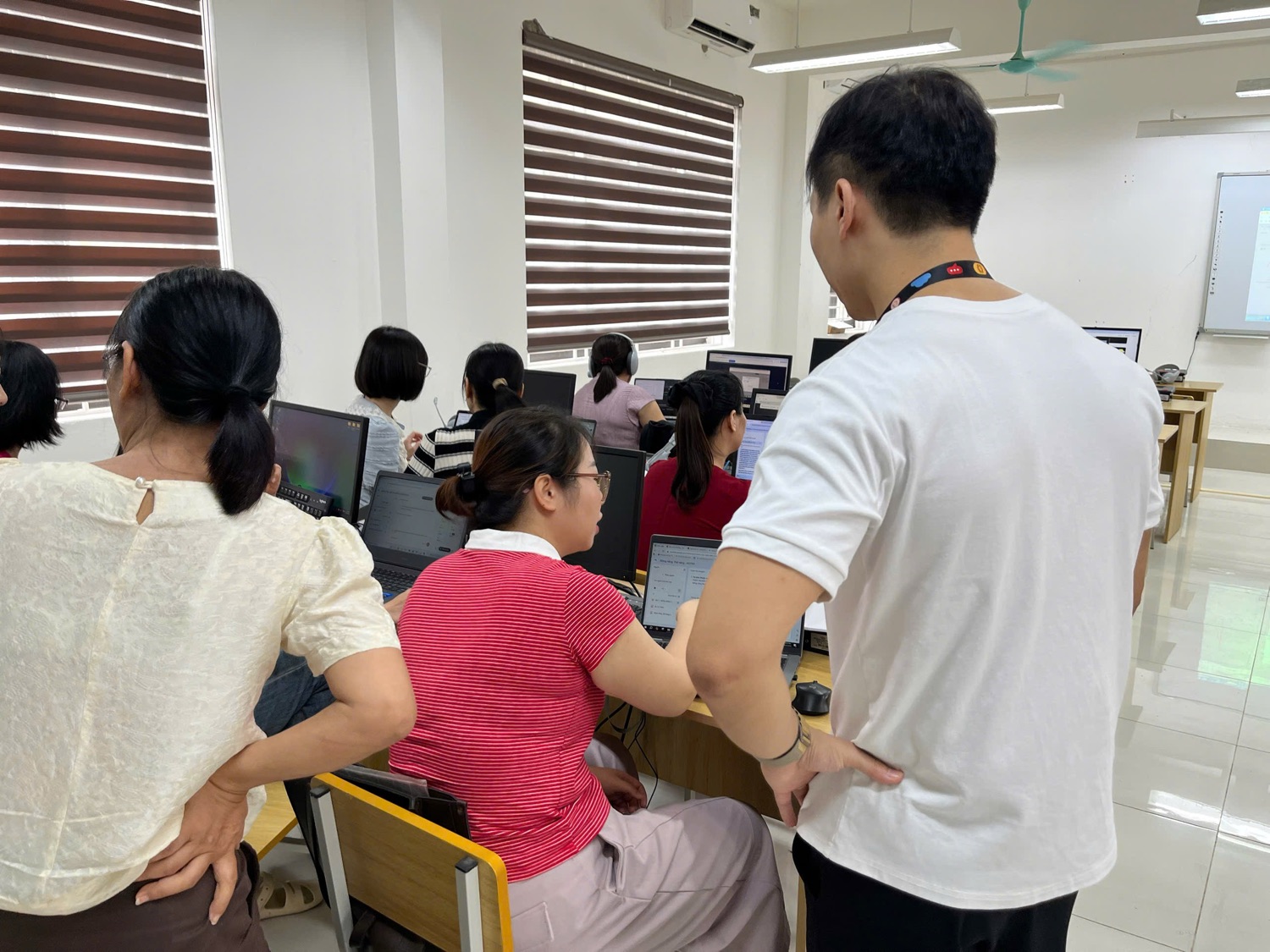 Cầm tay chỉ việc